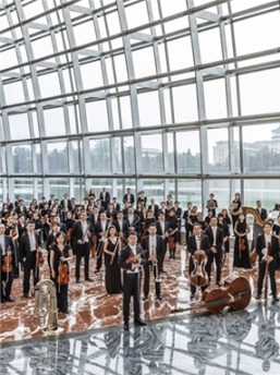 杨洋、于翔与国家大剧院管弦乐团演绎贝多芬交响音乐会